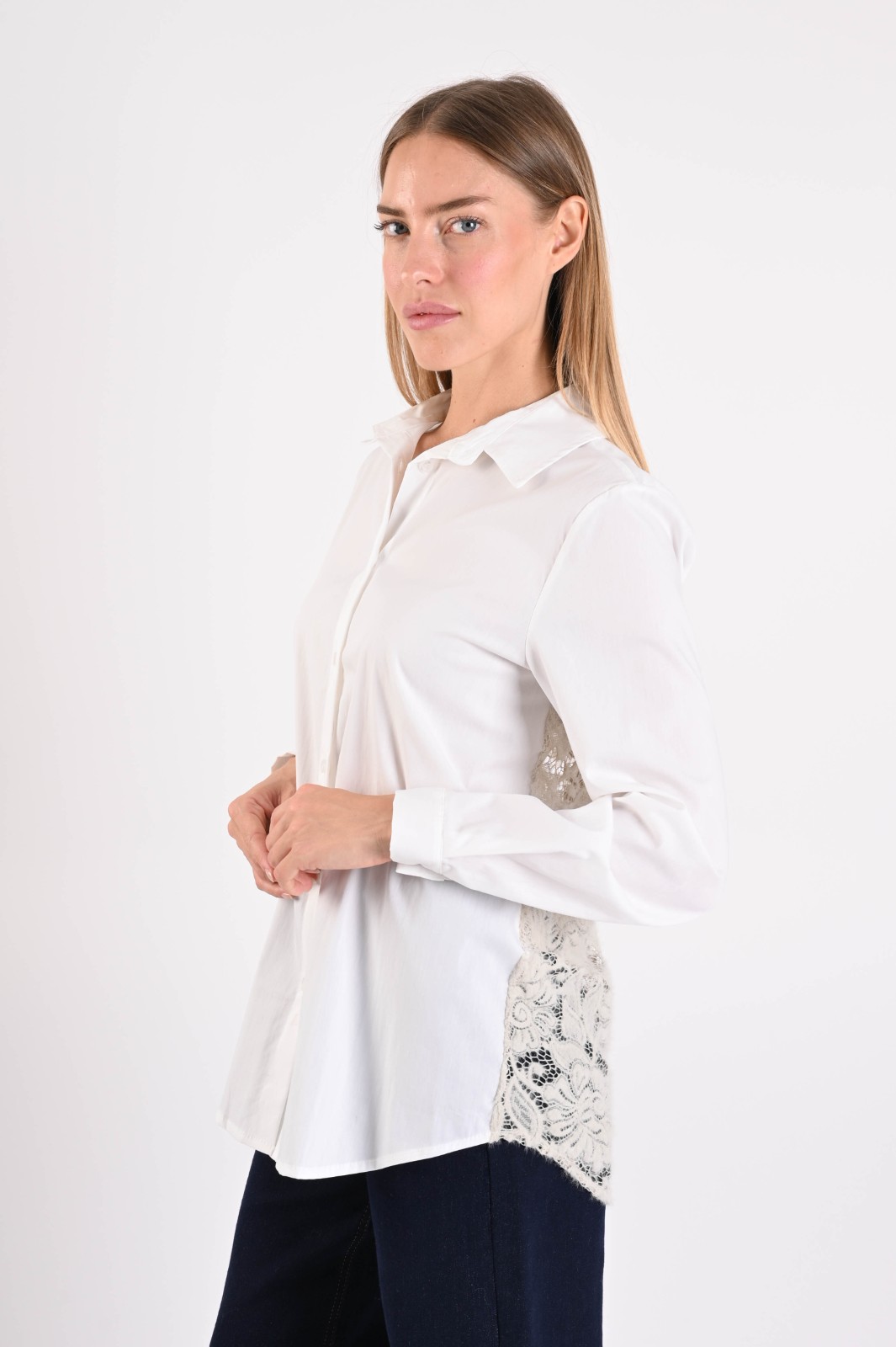 CAMICIA CON INSERTI IN PIZZO FLOREALE - immagine 2