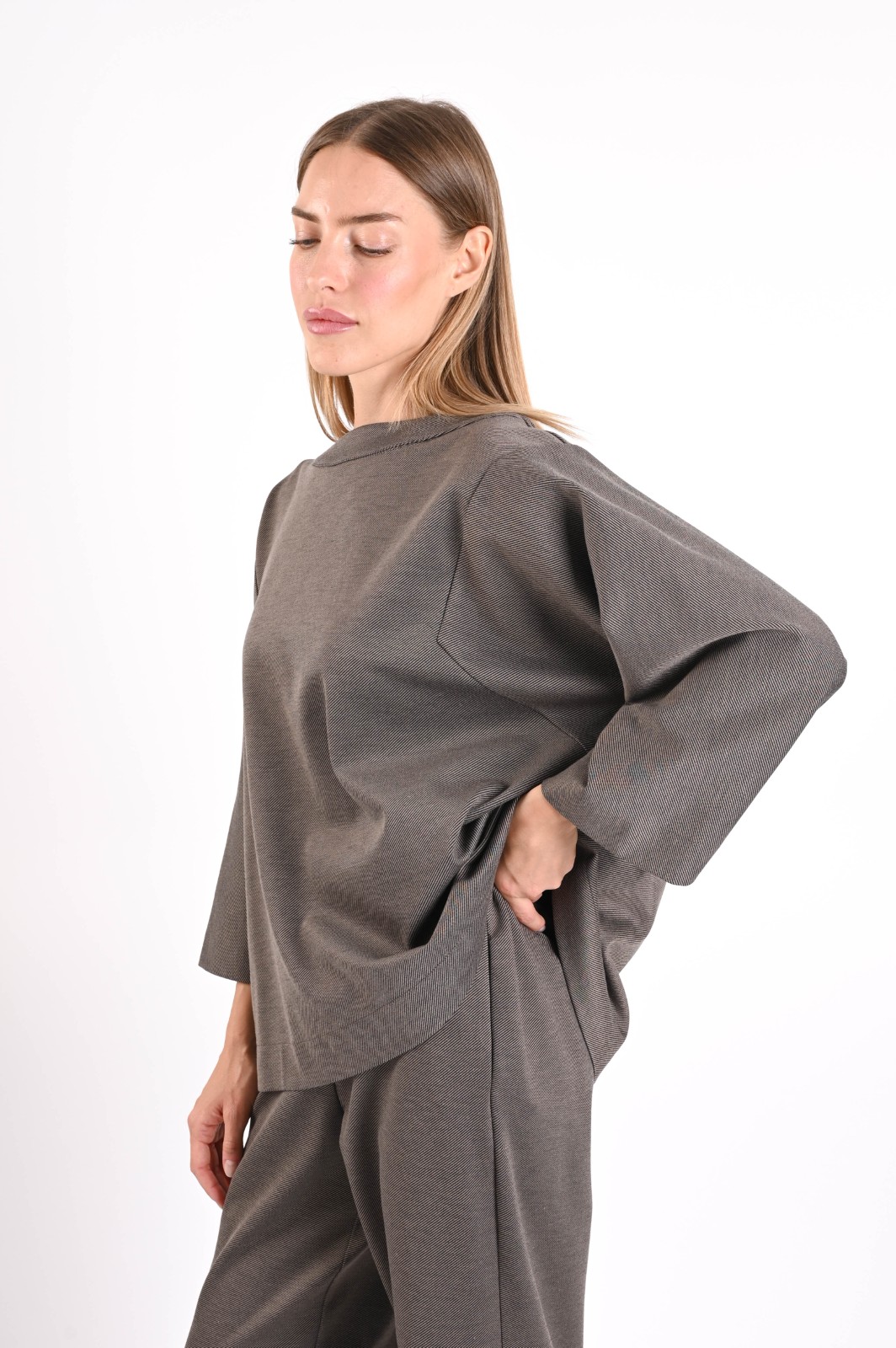 MAGLIA OVERSIZE CON SCOLLO A BARCA - Image 2