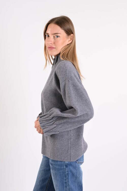 Alternative view of MAGLIA CON COLLO E POLSINI A VOLANT