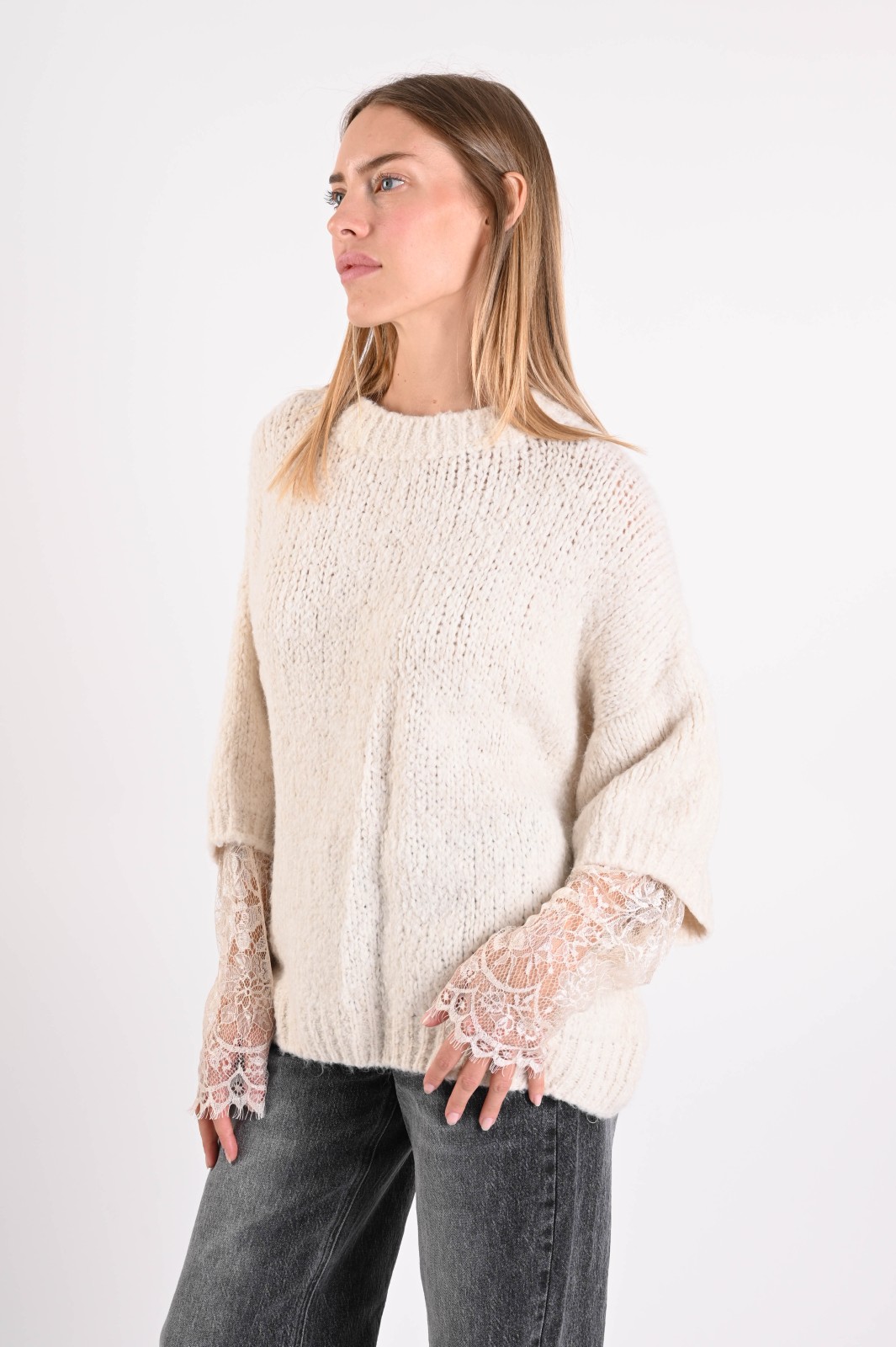 MAGLIONE MORBIDO CON DETTAGLI IN PIZZO - immagine 2