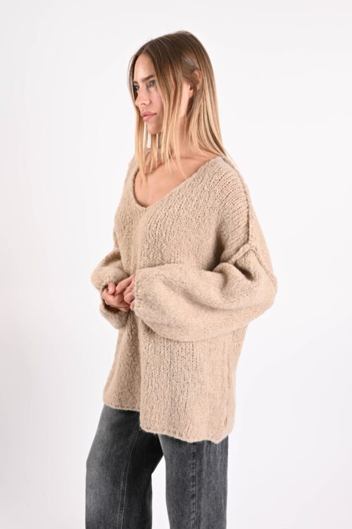 Alternative view of MAGLIONE OVERSIZE MORBIDO CON SCOLLO AMPIO