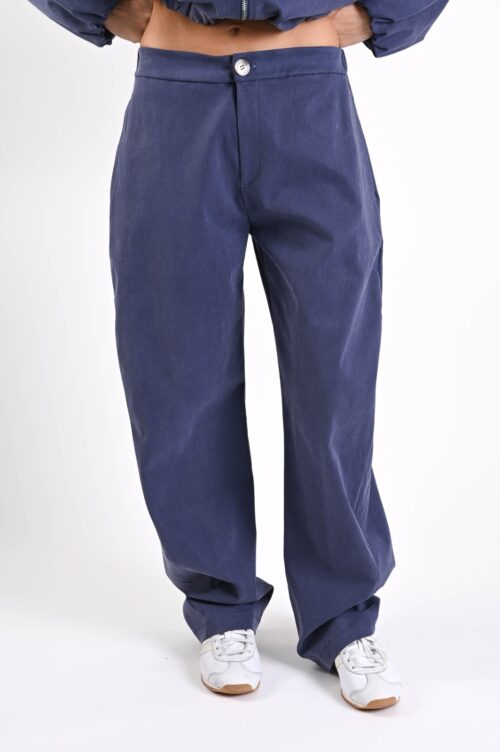 Alternative view of PANTALONE AMPIO CON PINCES