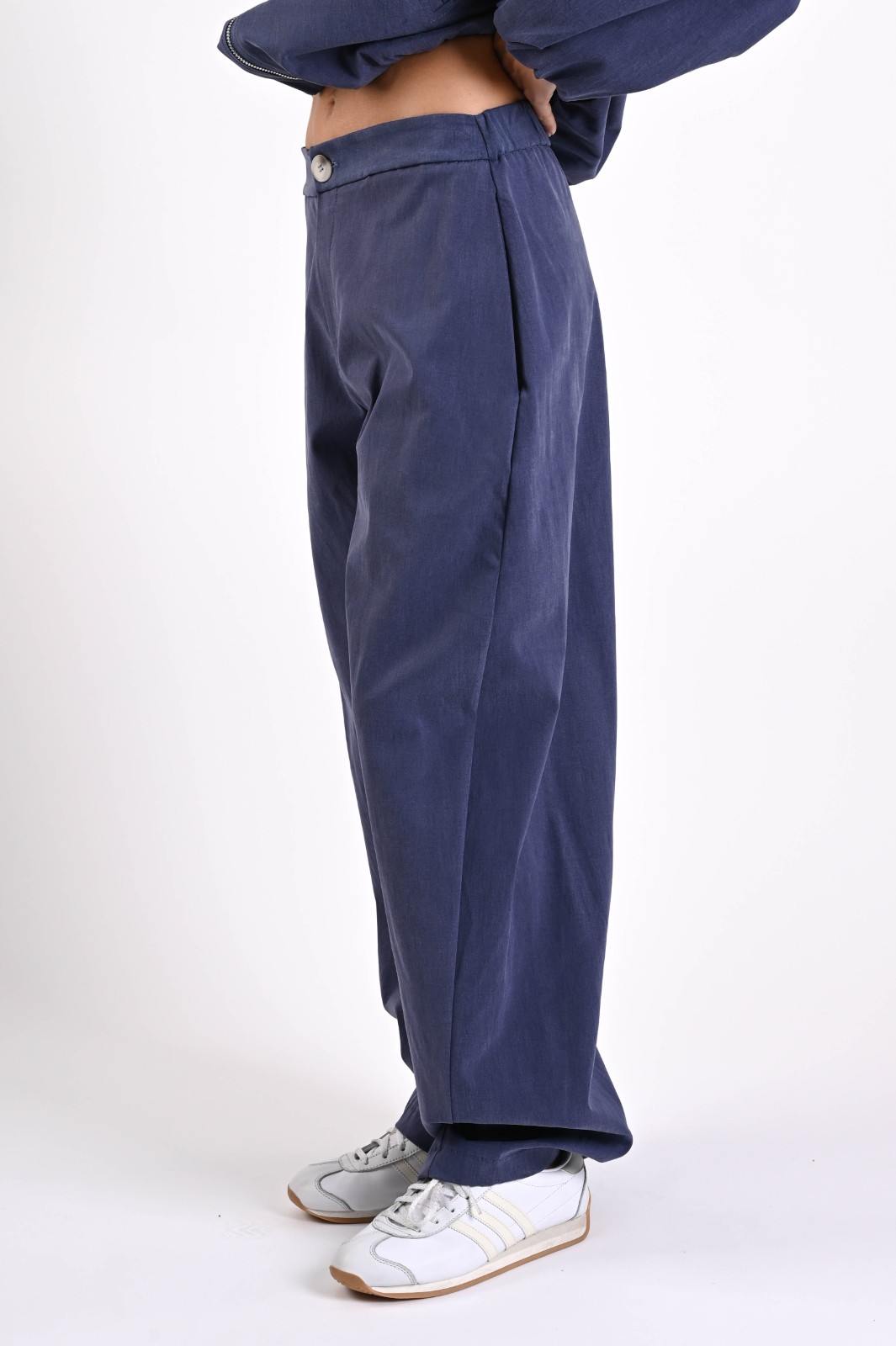 PANTALONE AMPIO CON PINCES - immagine 3