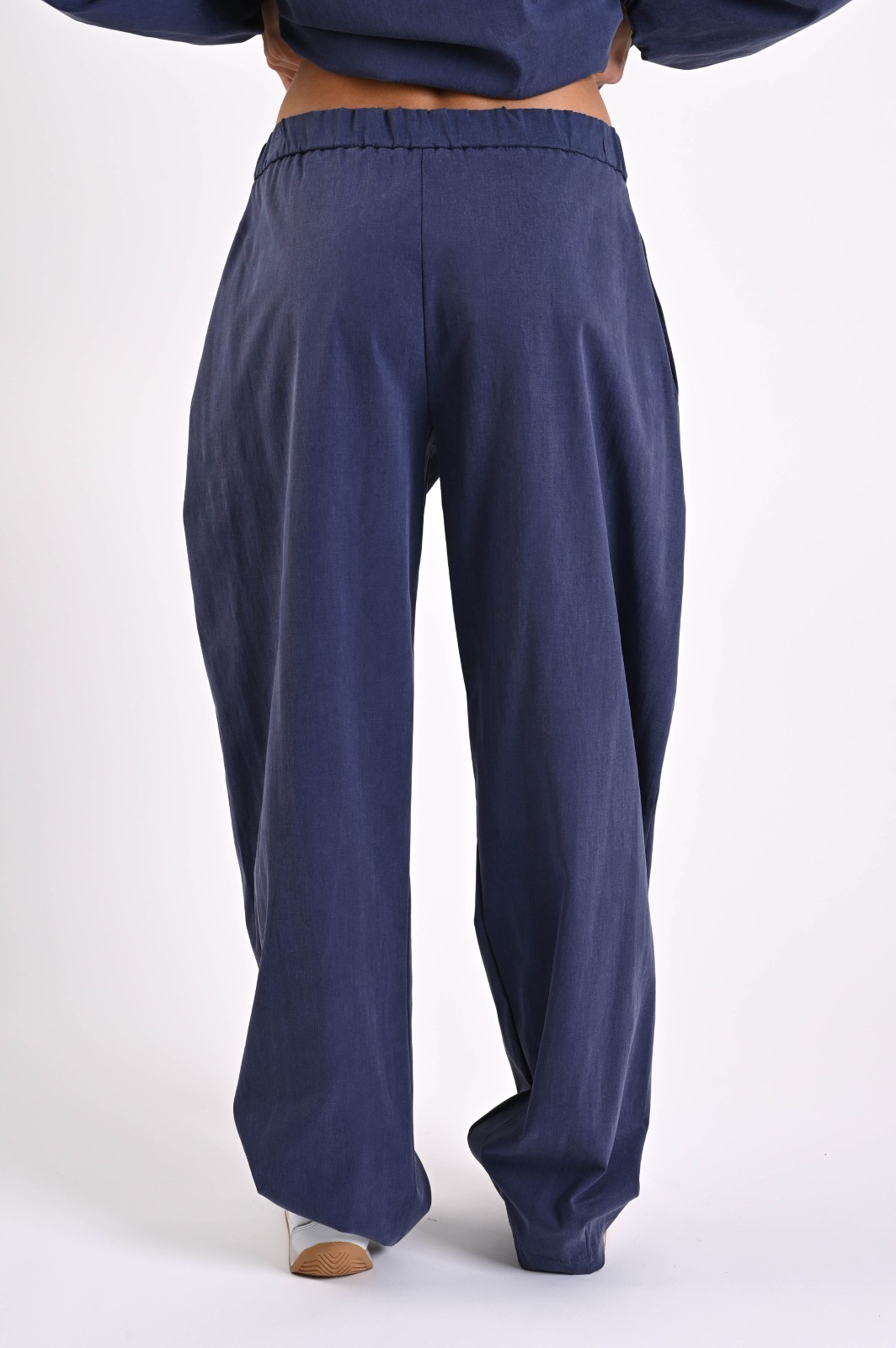 PANTALONE AMPIO CON PINCES - immagine 4