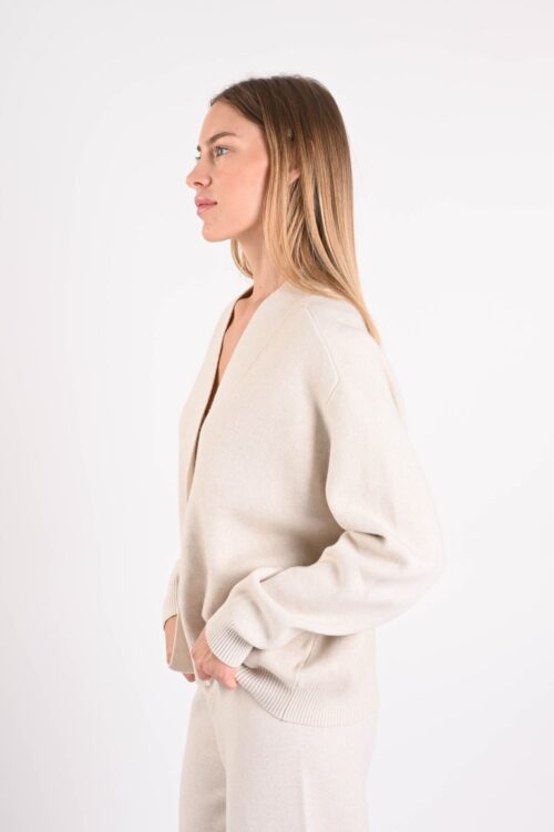 Alternative view of CARDIGAN CORTO CON BOTTONE