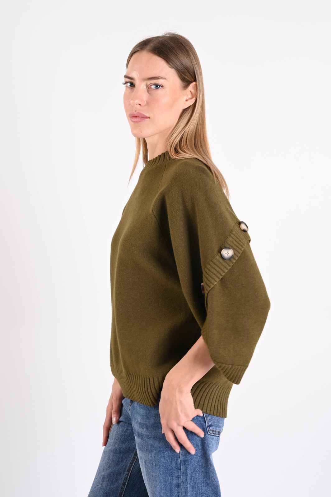 MAGLIONE MORBIDO CON MANICHE A 3/4 E BOTTONI - immagine 2