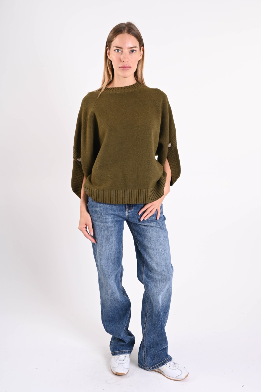 MAGLIONE MORBIDO CON MANICHE A 3/4 E BOTTONI - immagine 4