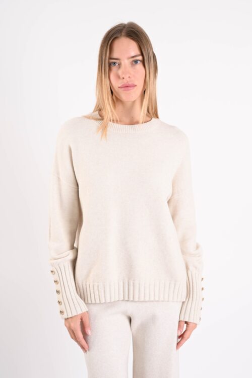 Alternative view of MAGLIA CON BOTTONI SULLE MANICHE