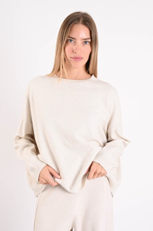 MAGLIA MORBIDA CON SPALLE SCESE E TASCHINA