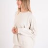 MAGLIA MORBIDA CON SPALLE SCESE E TASCHINA - immagine 2