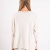 MAGLIA MORBIDA CON SPALLE SCESE E TASCHINA - immagine 3