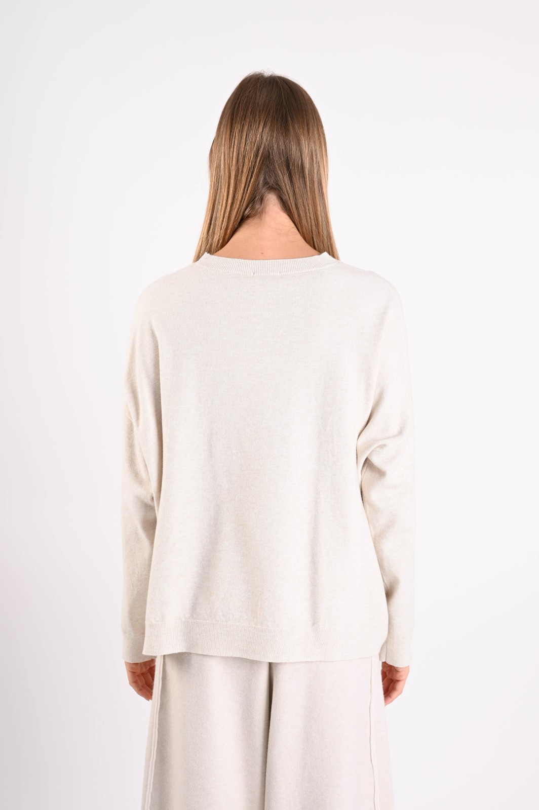 MAGLIA MORBIDA CON SPALLE SCESE E TASCHINA - immagine 3