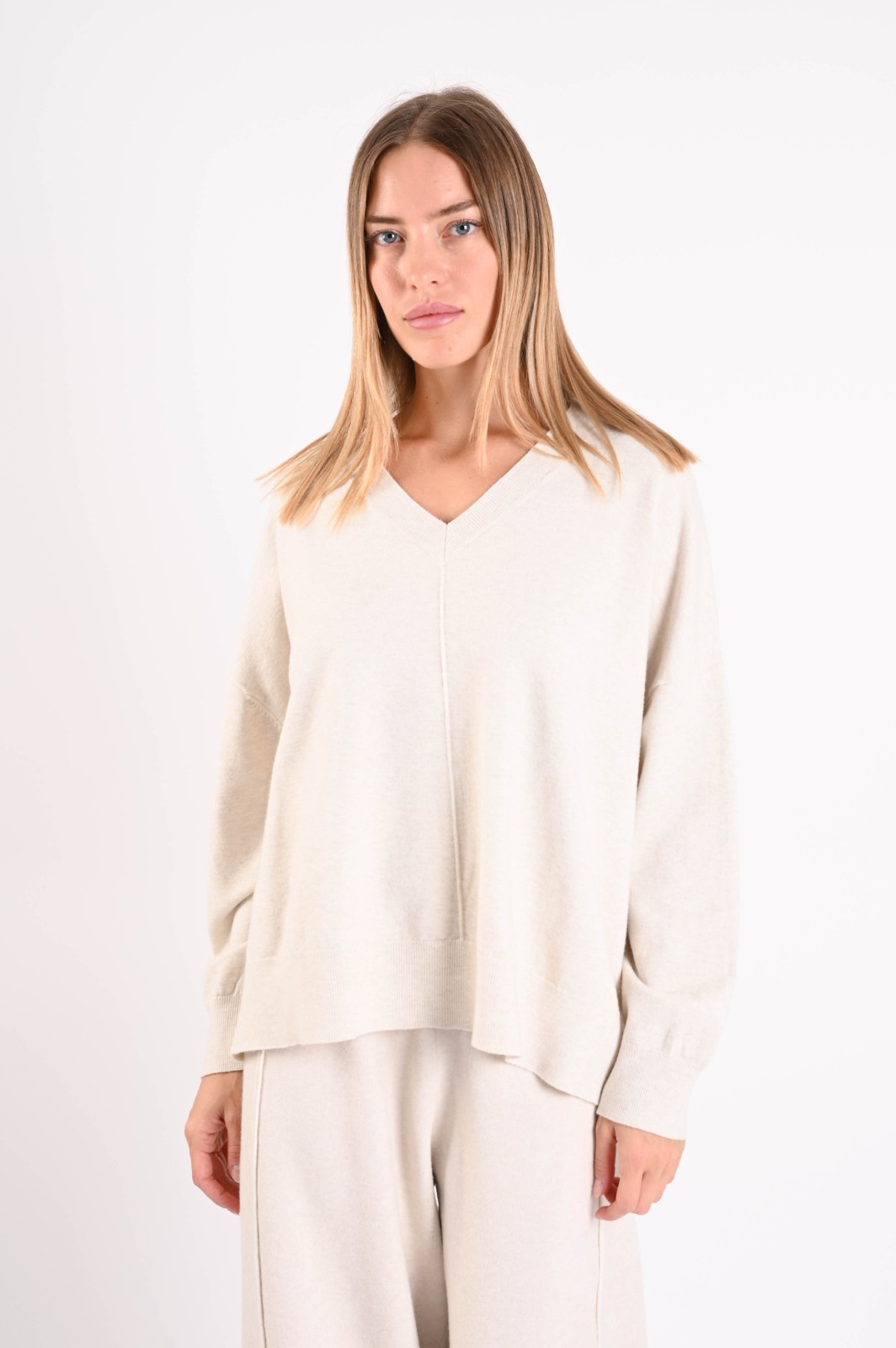 MAGLIONE CON SCOLLO A V E CUCITURA A VISTA