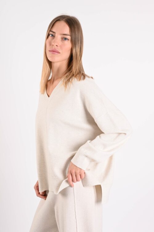 Alternative view of MAGLIONE CON SCOLLO A V E CUCITURA A VISTA