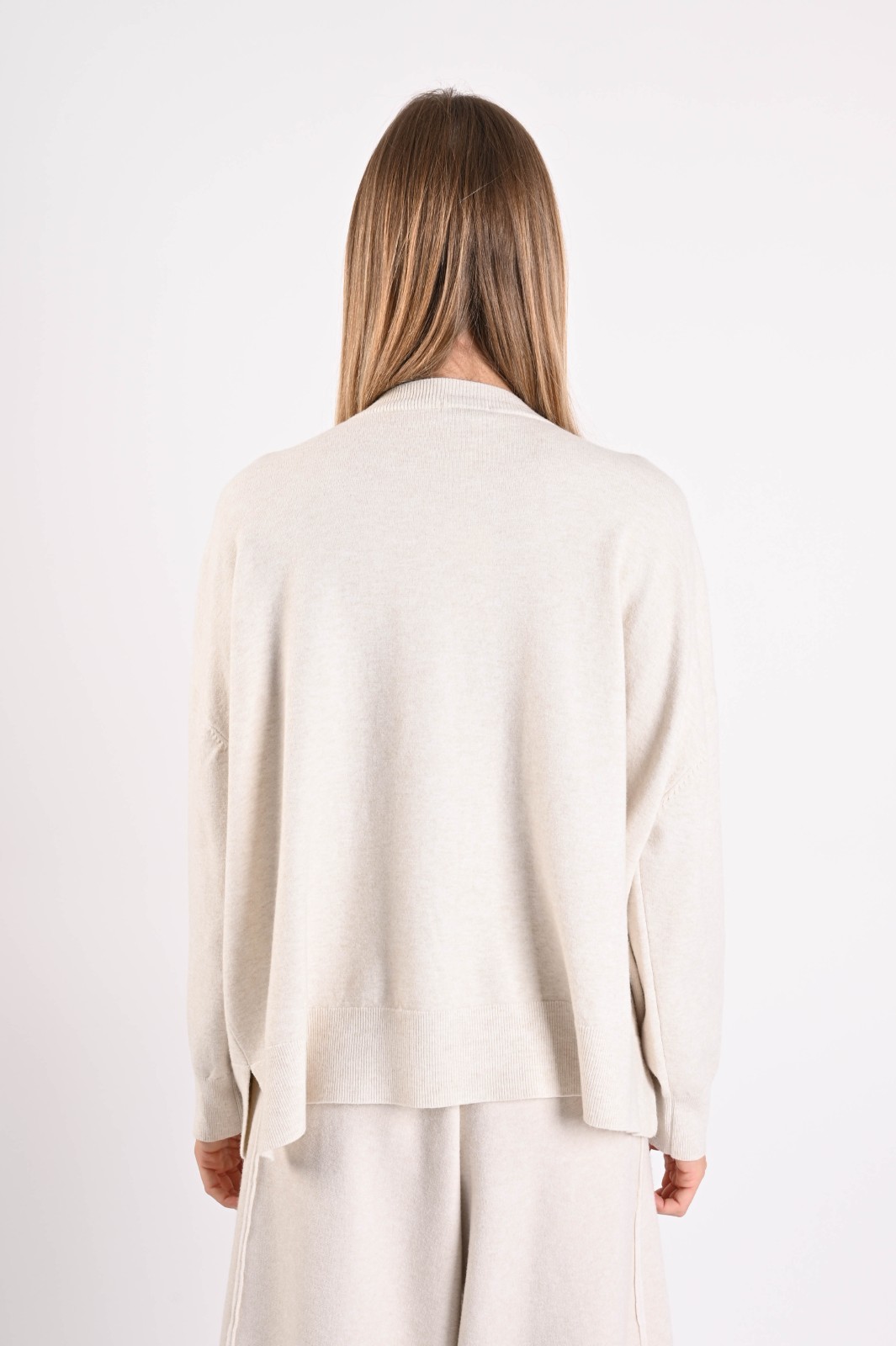 MAGLIONE CON SCOLLO A V E CUCITURA A VISTA - immagine 3
