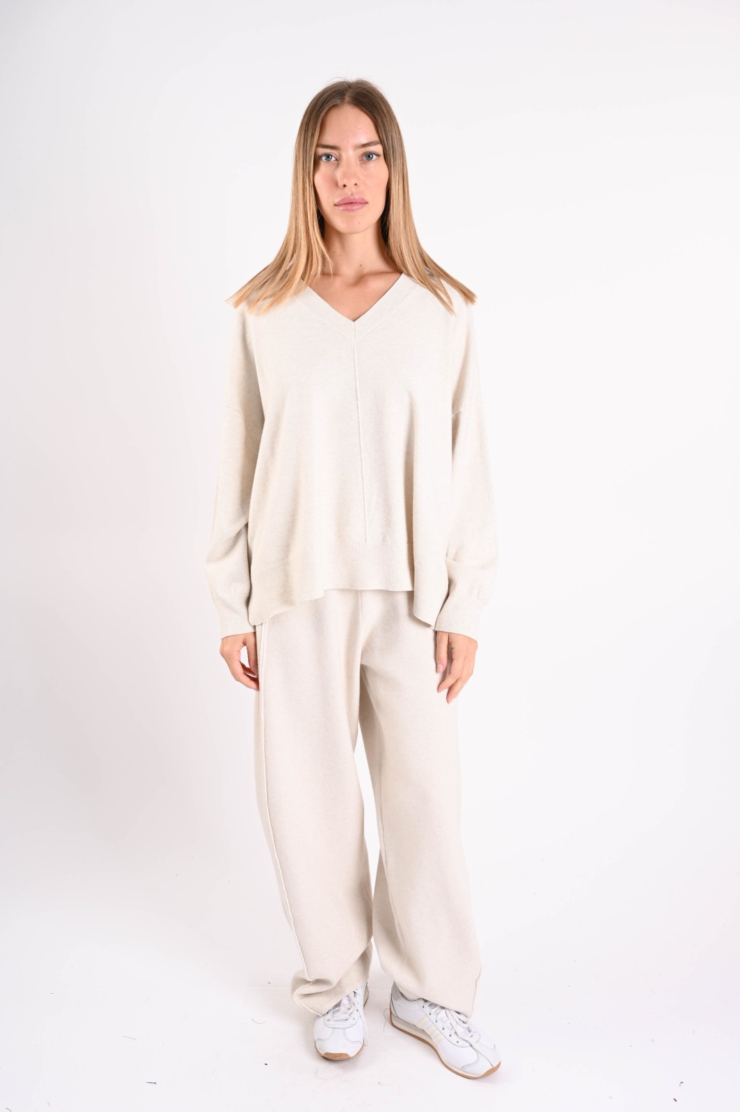 MAGLIONE CON SCOLLO A V E CUCITURA A VISTA - immagine 4
