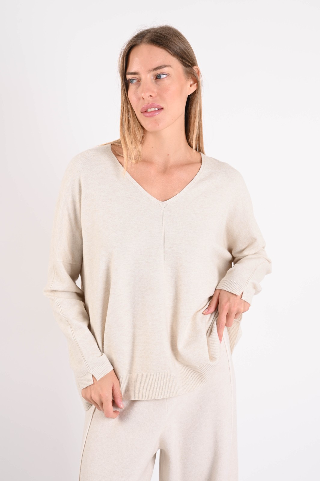 MAGLIA SCOLLO A V CON DETTAGLIO CUCITURA CENTRALE