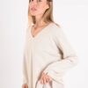 MAGLIA SCOLLO A V CON DETTAGLIO CUCITURA CENTRALE - immagine 2