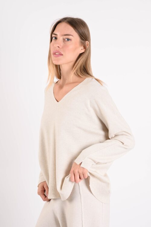 Alternative view of MAGLIA SCOLLO A V CON DETTAGLIO CUCITURA CENTRALE