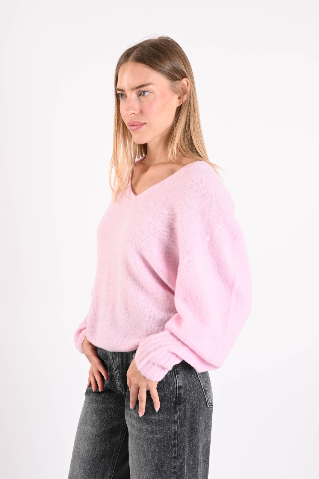 MAGLIONE CON SCOLLO A V E MANICHE A SBUFFO - immagine 2