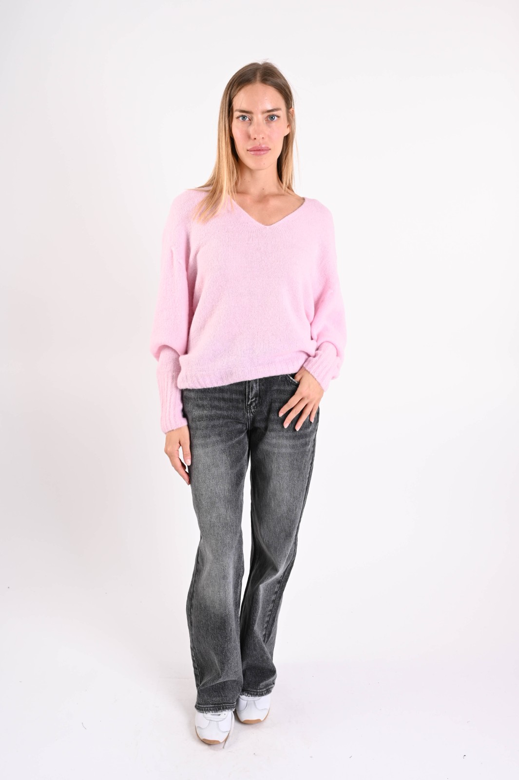 MAGLIONE CON SCOLLO A V E MANICHE A SBUFFO - immagine 4