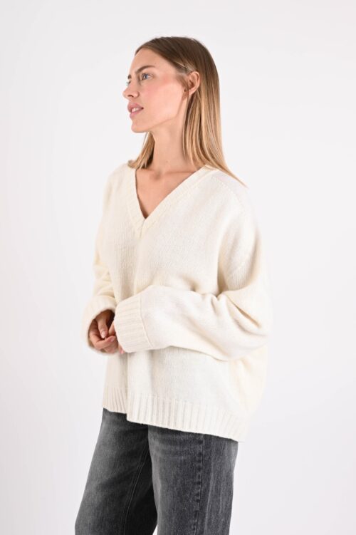 Alternative view of MAGLIONE AMPIO CON SCOLLO A V IN LANA
