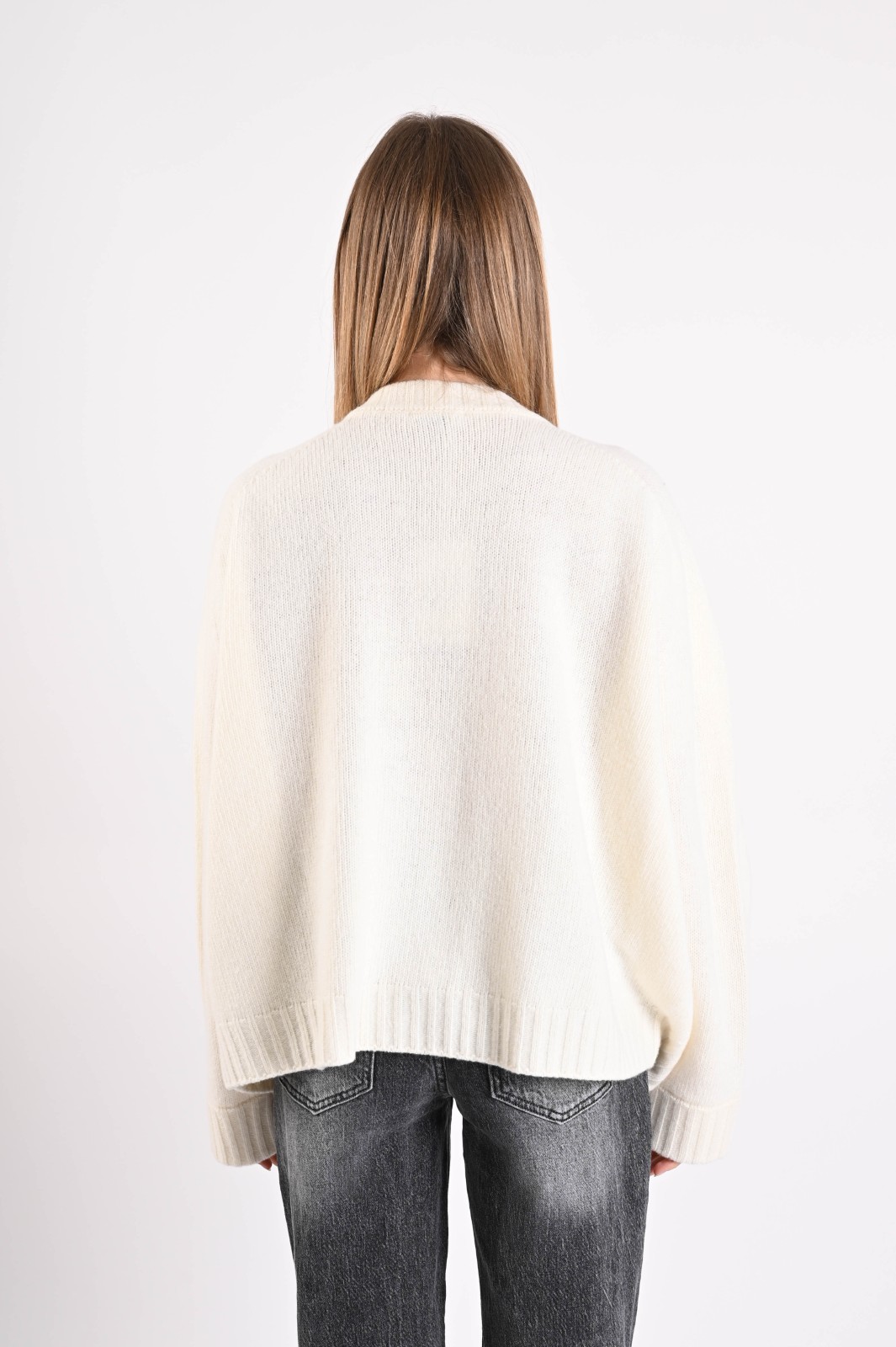 MAGLIONE AMPIO CON SCOLLO A V IN LANA - immagine 3