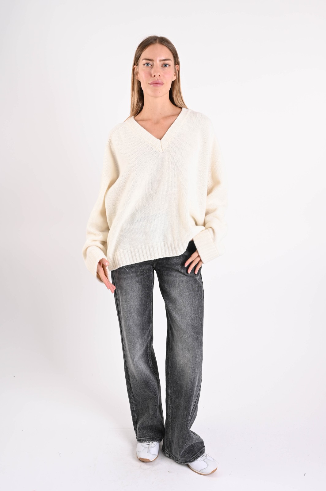 MAGLIONE AMPIO CON SCOLLO A V IN LANA - immagine 4