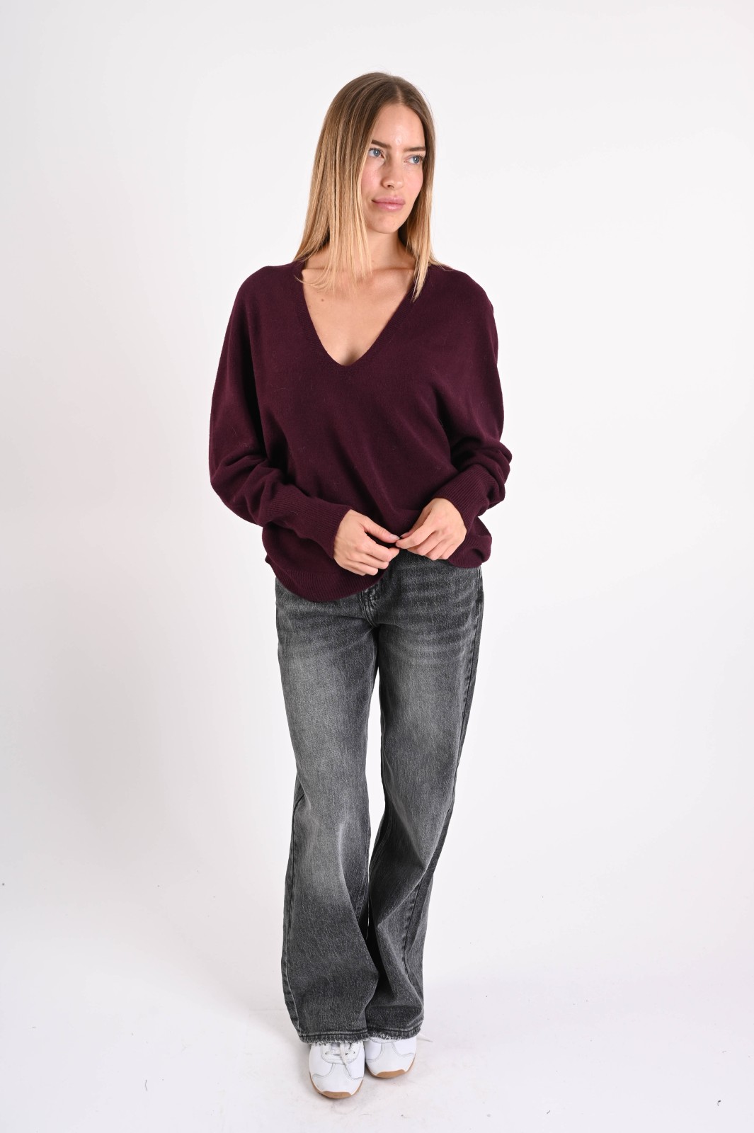 MAGLIONE MORBIDO CON SCOLLO A V - immagine 4