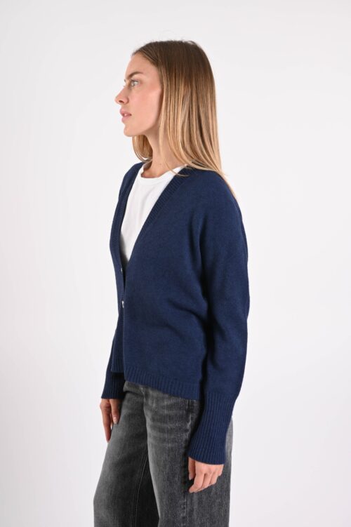 Alternative view of CARDIGAN CON SCOLLO A V E BOTTONI
