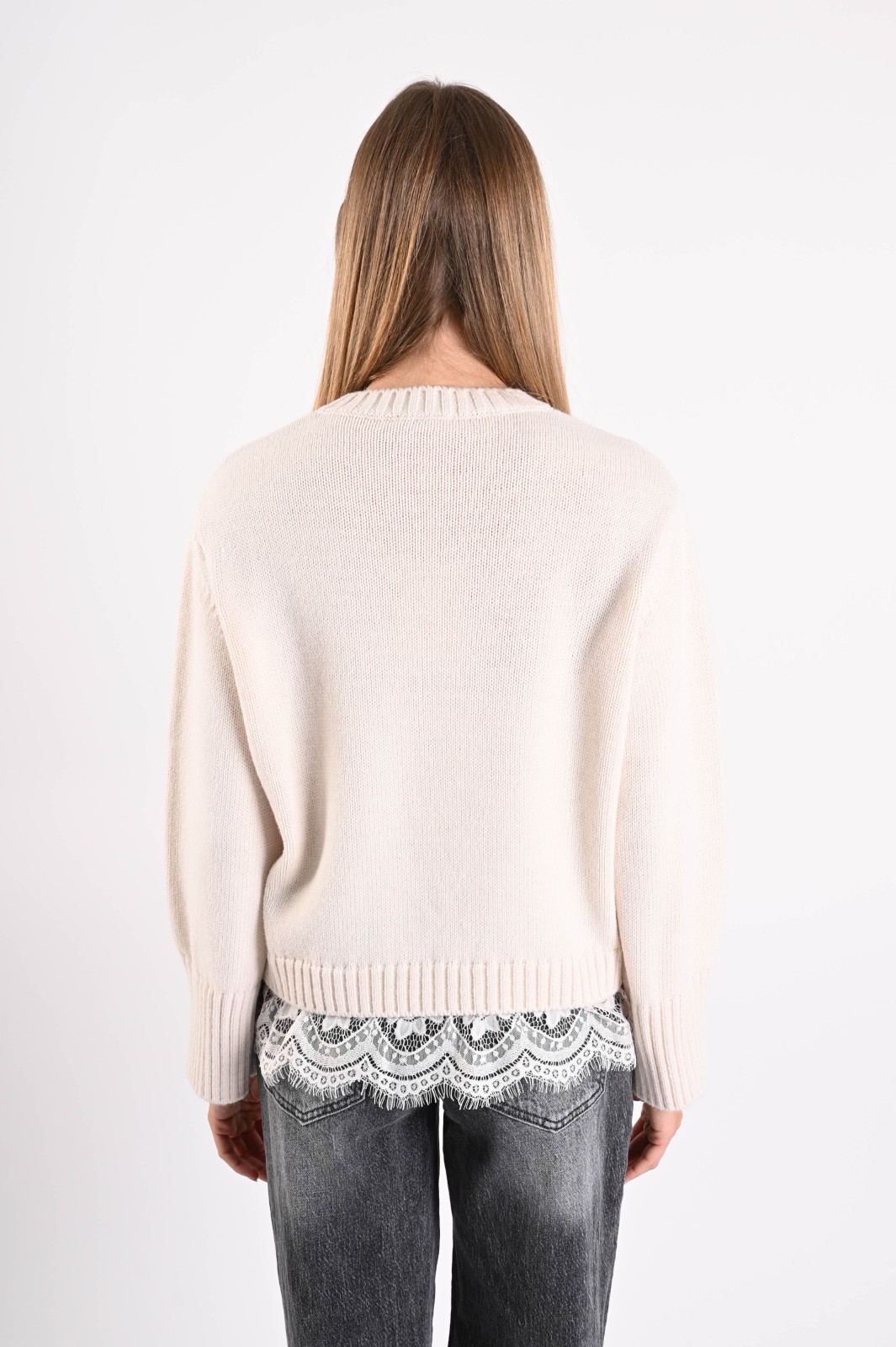 MAGLIONE SCOLLO ROTONDO CON INSERTO IN PIZZO SUL FONDO - immagine 3