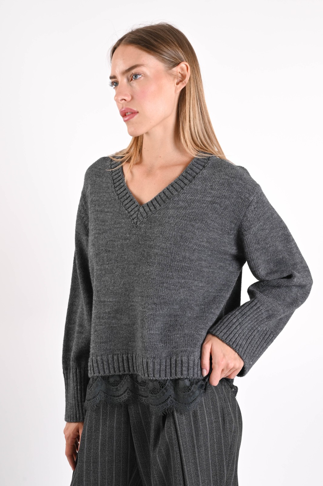 MAGLIONE CON SCOLLO A V E INSERTO IN PIZZO SUL FONDO - immagine 2