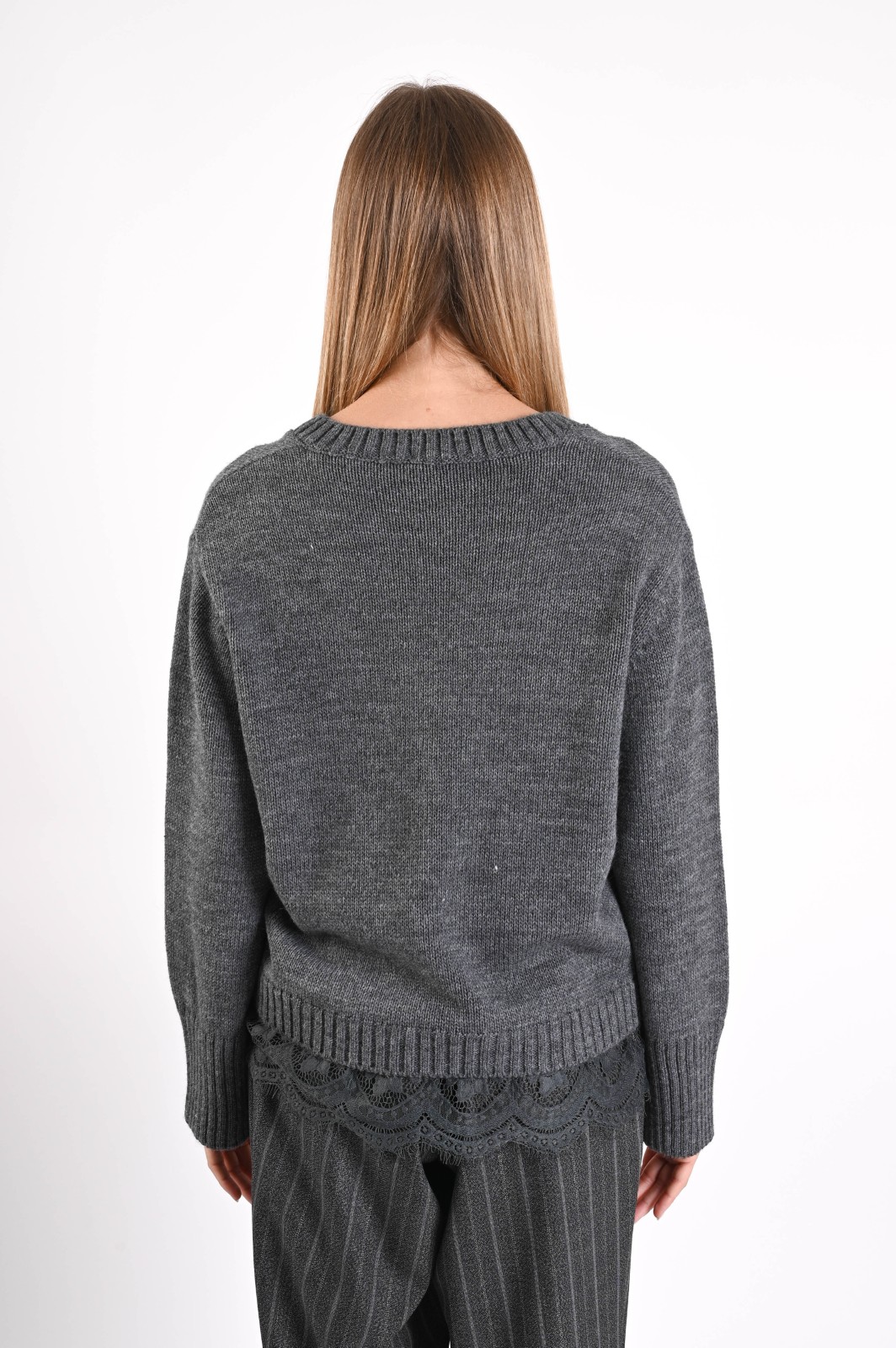 MAGLIONE CON SCOLLO A V E INSERTO IN PIZZO SUL FONDO - immagine 3
