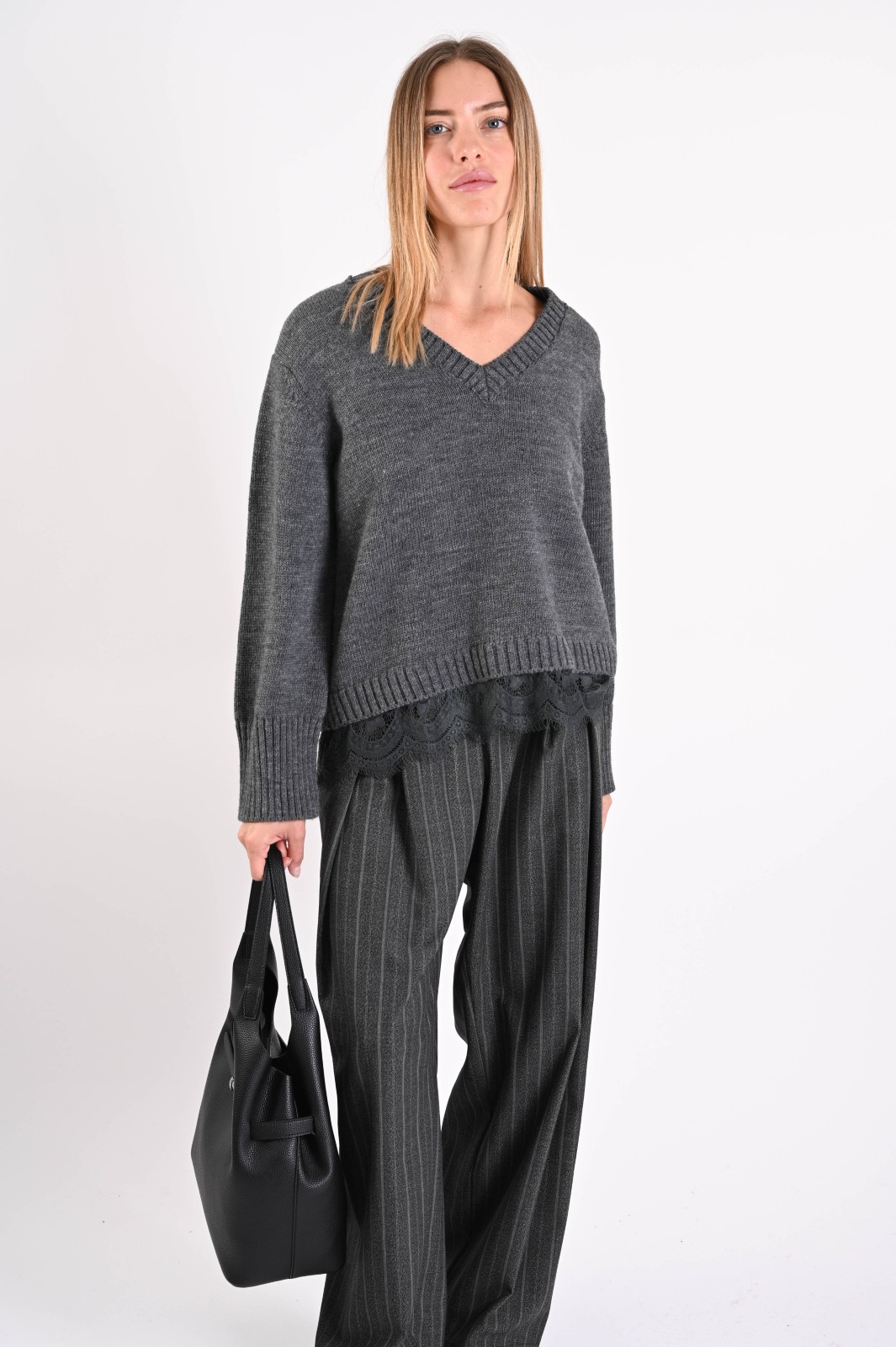 MAGLIONE CON SCOLLO A V E INSERTO IN PIZZO SUL FONDO - immagine 5