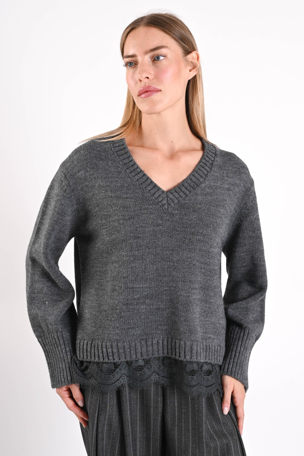 MN12323-06_GRIGIO MAGLIONE CON SCOLLO A V E INSERTO IN PIZZO SUL FONDO - Grigio, TU