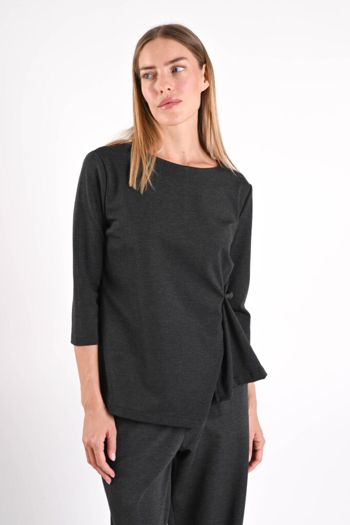 MAGLIA CON DRAPPEGGIO LATERALE 