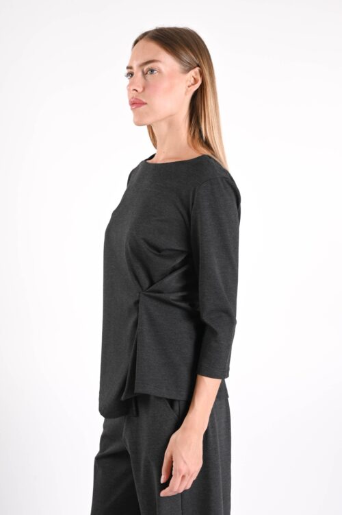 Alternative view of MAGLIA CON DRAPPEGGIO LATERALE