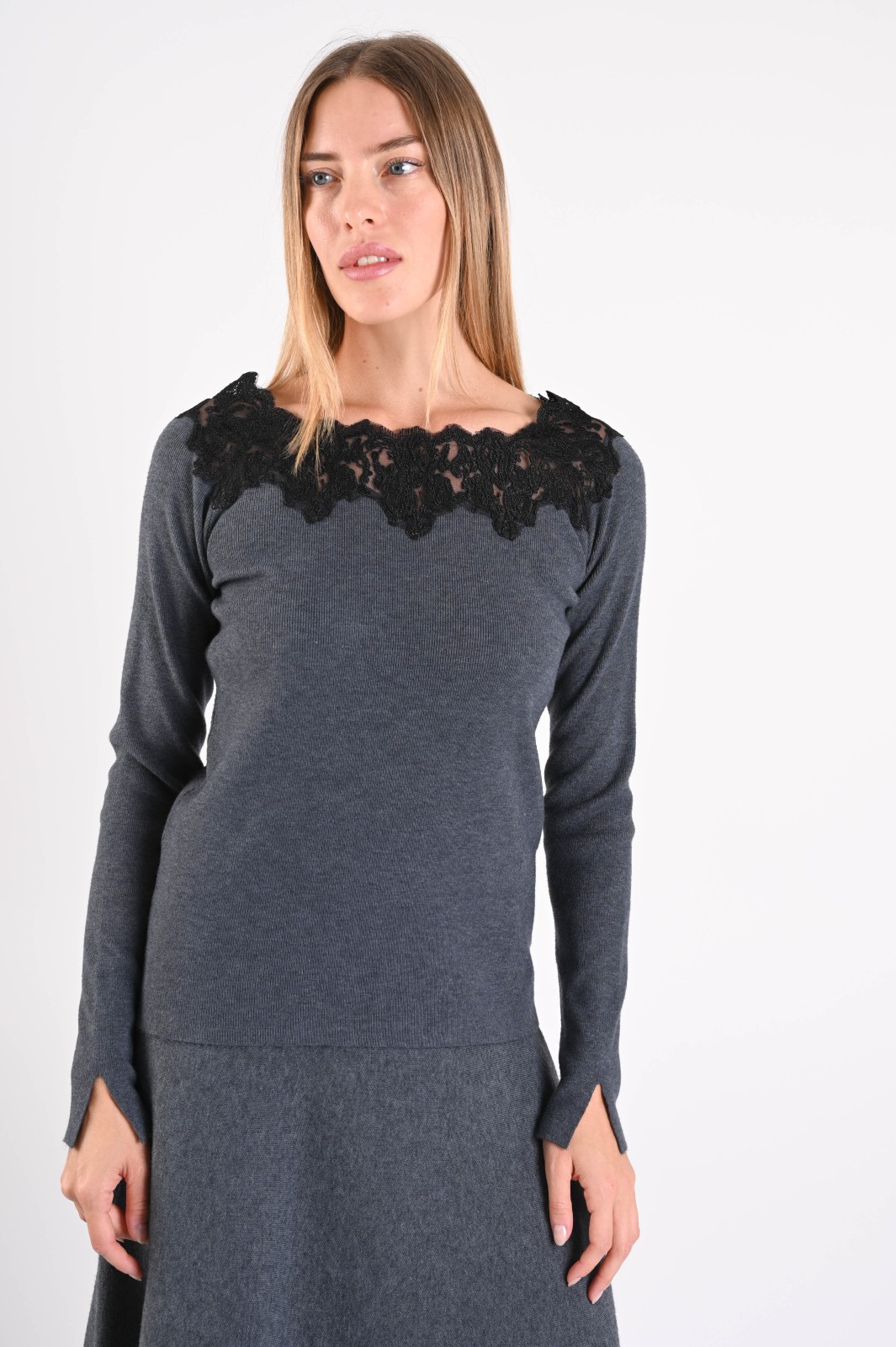 U100037-06_GRIGIO MAGLIA A COSTINE CON PIZZO APPLICATO SULLO SCOLLO - Grey, TU