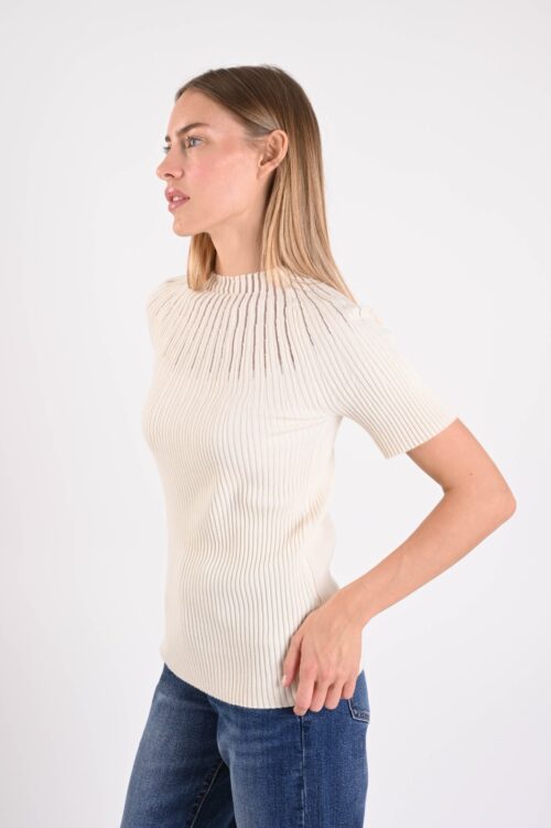 Alternative view of MAGLIA A MANICHE CORTE CON EFFETTO SEMITRASPARENZA AL COLLO