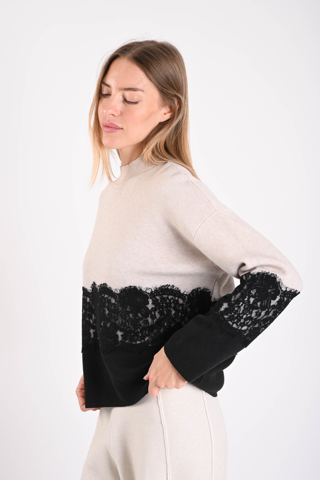 MAGLIA CON INSERTI IN PIZZO - immagine 3