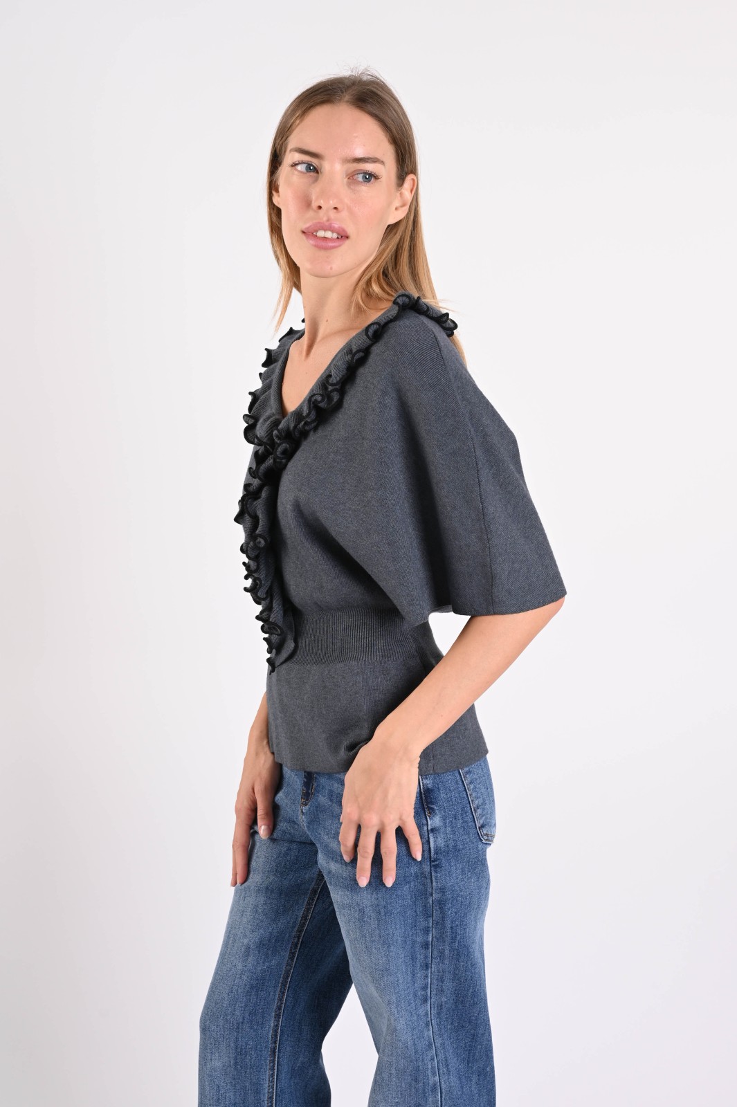 MAGLIA CON VOLANT SULLO SCOLLO - immagine 2