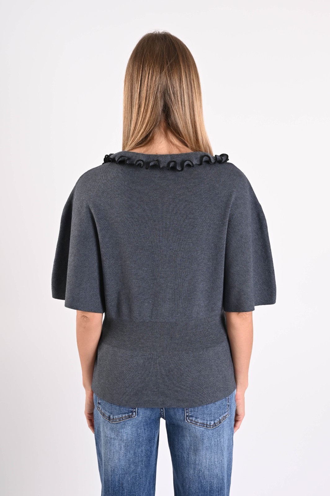 MAGLIA CON VOLANT SULLO SCOLLO - immagine 3