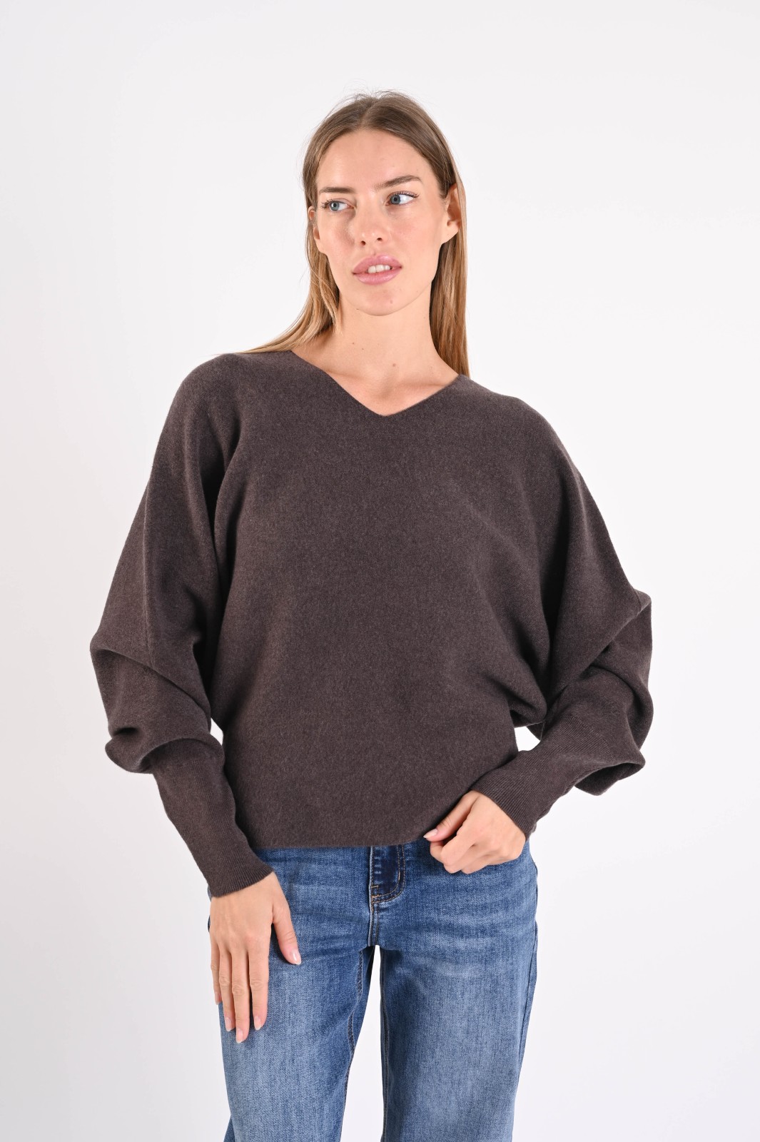 MAGLIONE CON SCOLLO A V E MANICHE AMPIE