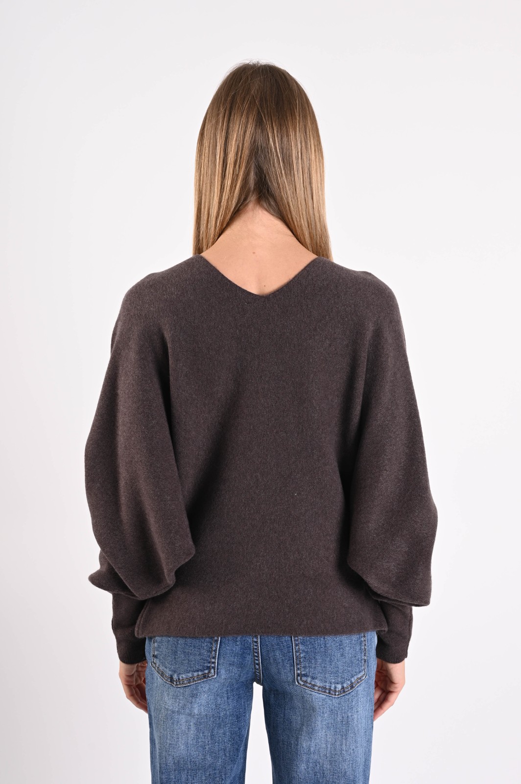 MAGLIONE CON SCOLLO A V E MANICHE AMPIE - immagine 3