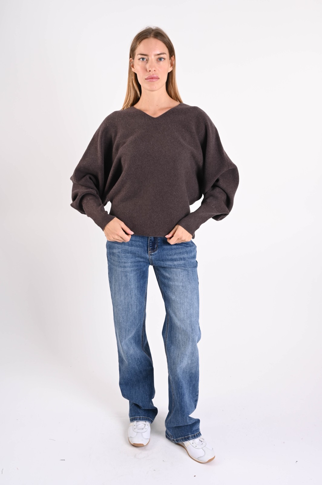 MAGLIONE CON SCOLLO A V E MANICHE AMPIE - immagine 4