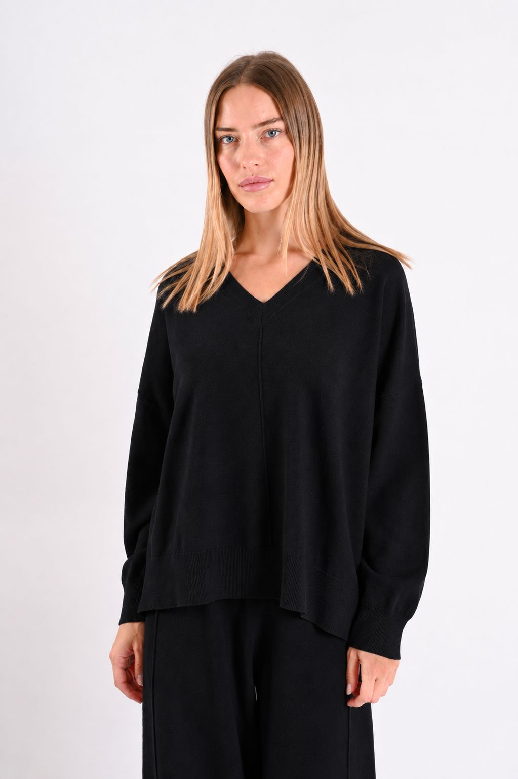 b39739aa-433c-4531-9810-f8efadb029ba MAGLIONE CON SCOLLO A V E CUCITURA A VISTA - Negro, TU