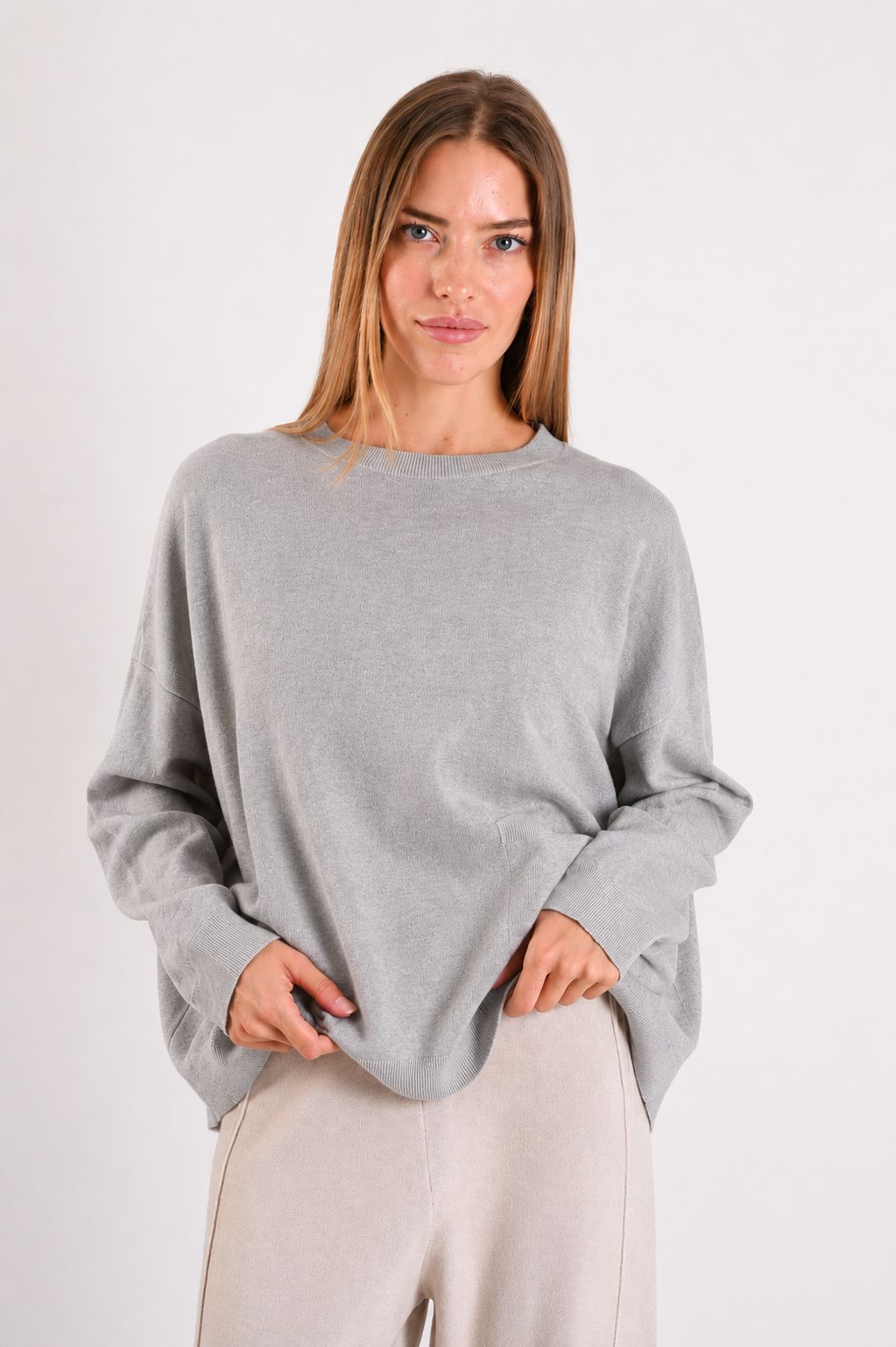 c953a2ec-0e41-439e-b88f-9aa93f865c73 MAGLIA MORBIDA CON SPALLE SCESE E TASCHINA - Grigio, TU