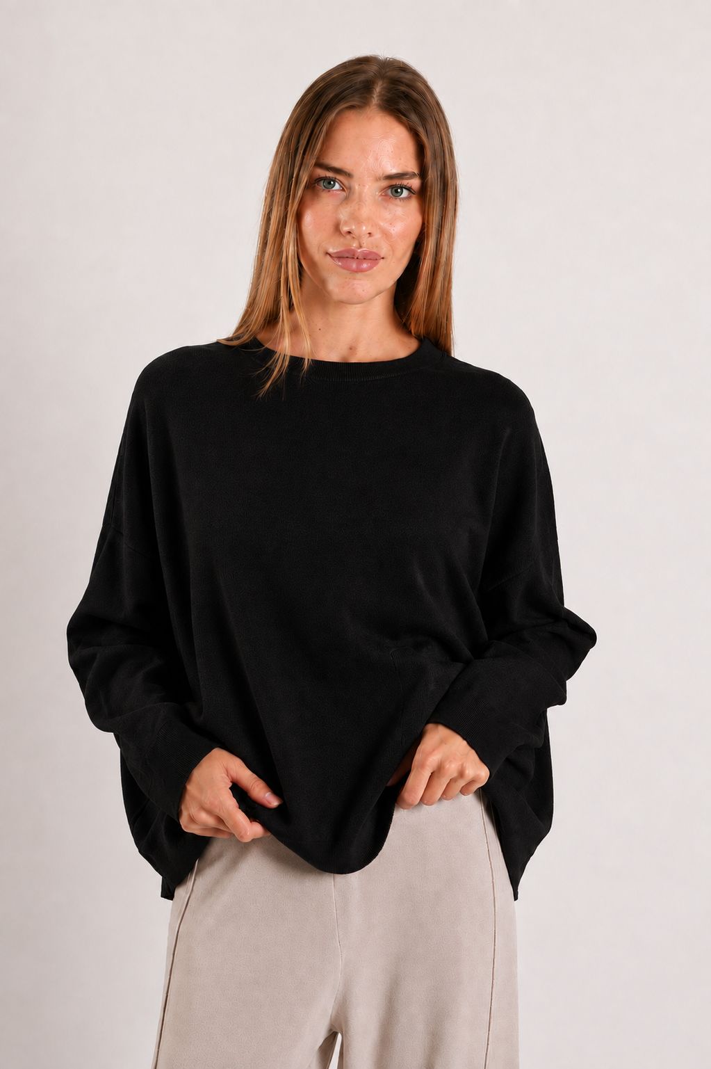 d720a893-eba0-4188-984a-fb0d851b770e MAGLIA MORBIDA CON SPALLE SCESE E TASCHINA - Nero, TU