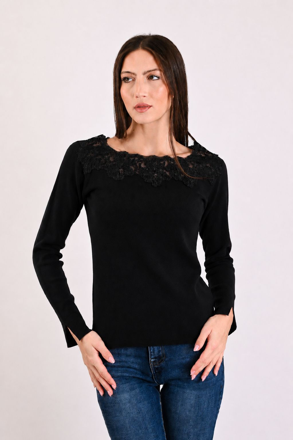 fe2ec90b-d71e-40e3-95d4-1aaf83b919ac (1) MAGLIA A COSTINE CON PIZZO APPLICATO SULLO SCOLLO - Black, TU