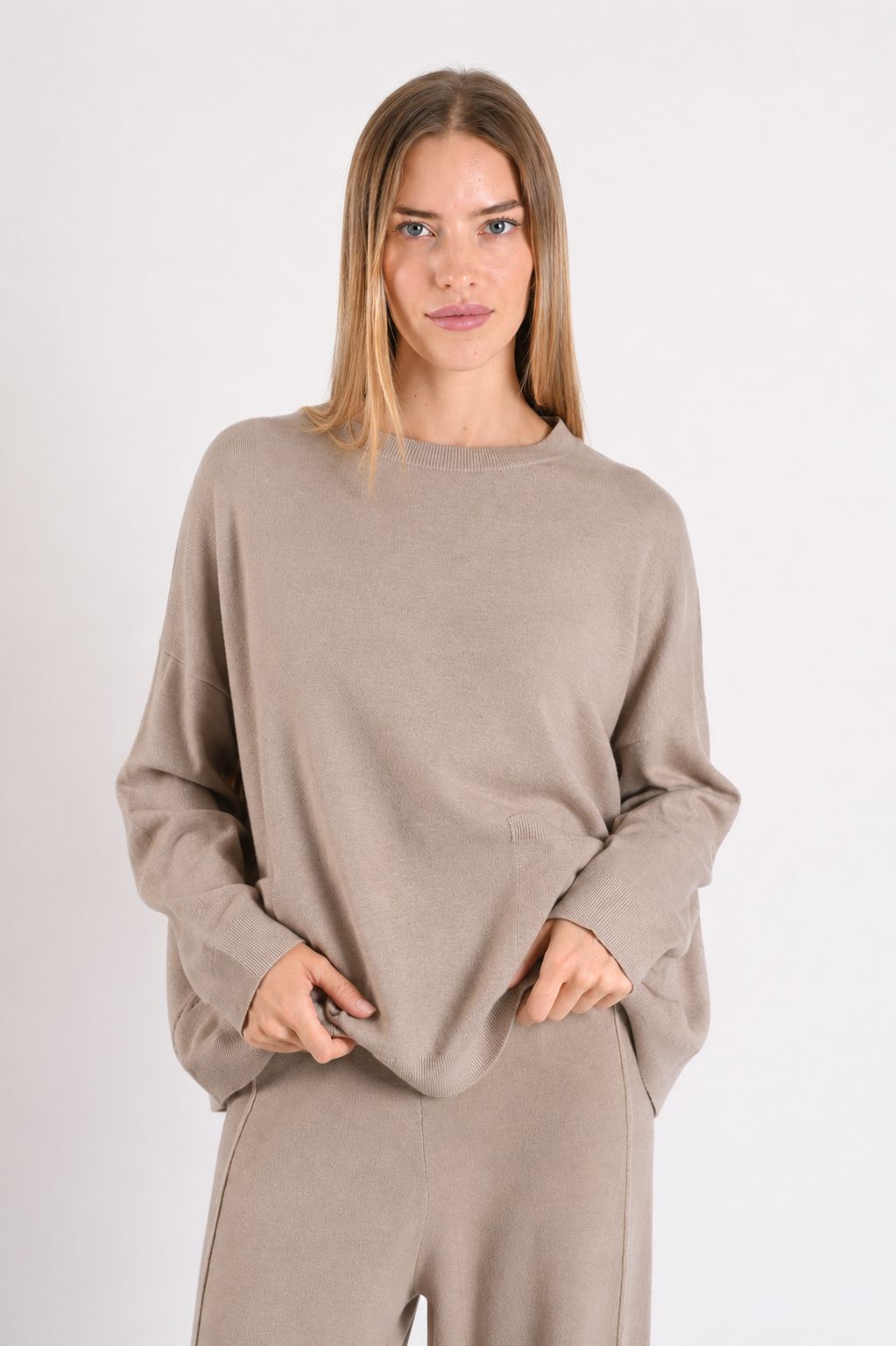 3fa66537-8152-49b7-b65e-dda9bacefb83 (1) MAGLIA MORBIDA CON SPALLE SCESE E TASCHINA - Tortora, TU